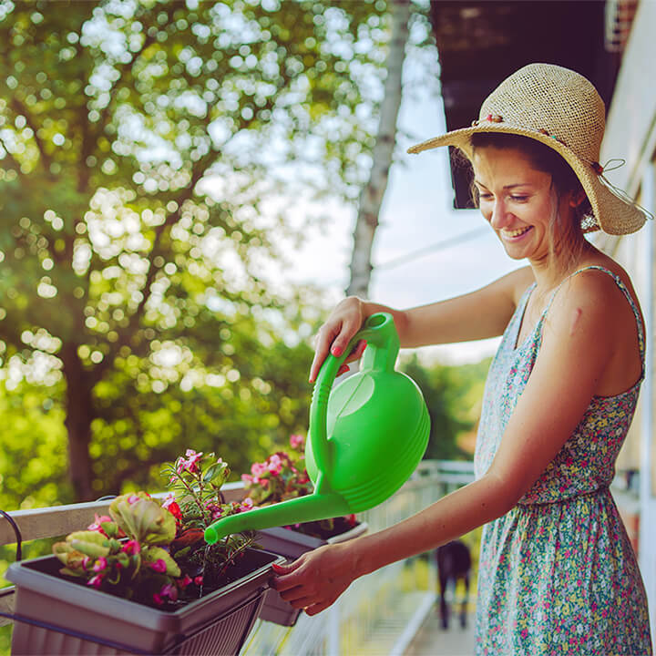 Gardening_lady_on_balcony