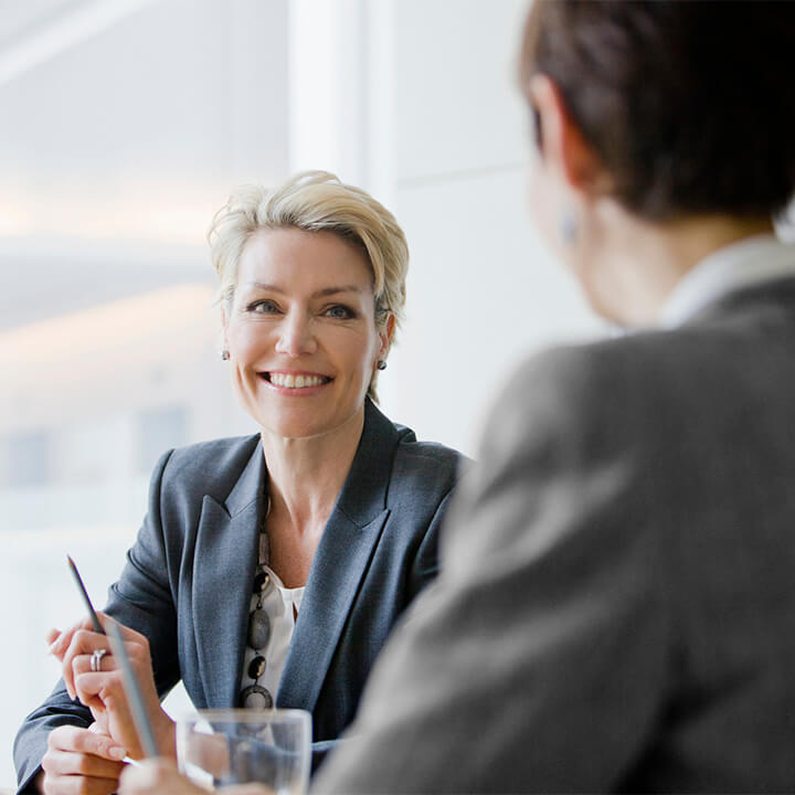 businesswomen-in-meeting