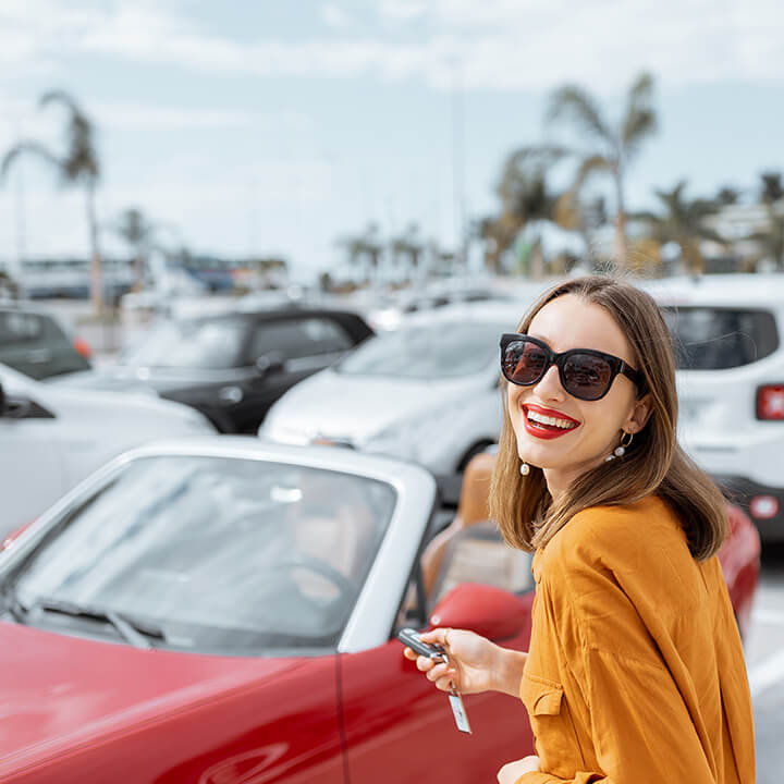 Car_woman_happy_with_keys