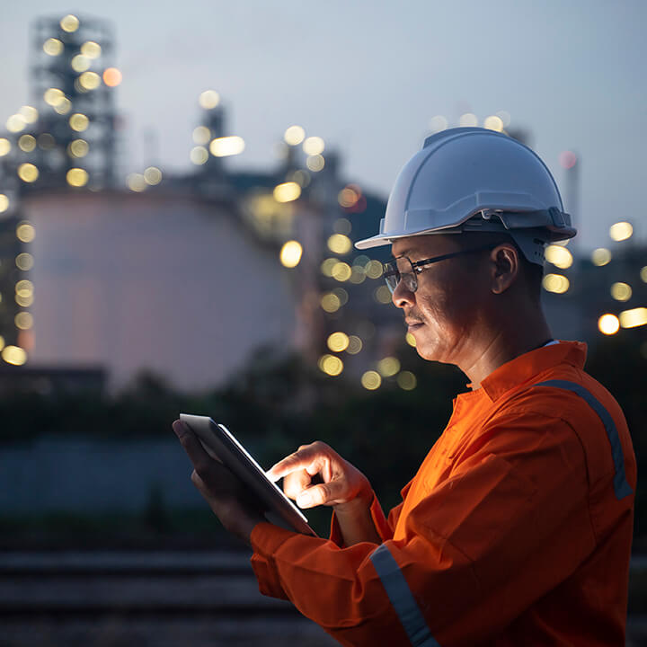 Oil_rig_man_working